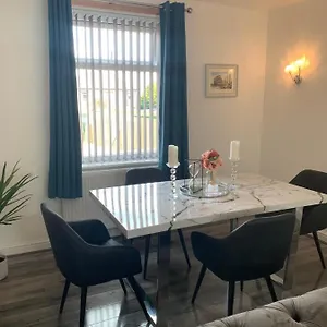Modern 3 Bedroom Luxury With Private Drive Idle