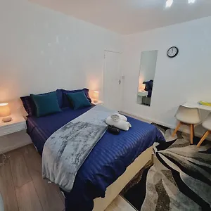 Relaxed Double Bed With Private Bathroom, Parking, Wifi And Garden. Leeds (West Yorkshire)
